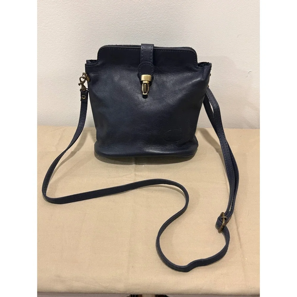 Italian genuine leather crossbody bag/shoulder purse featuring a‎ top snap